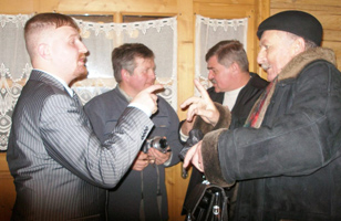 Михаил Дронов (слева на переднем плане),
Василий Бедзир (слева на заднем плане).  В.И.Микулин и Иван Ситар.
